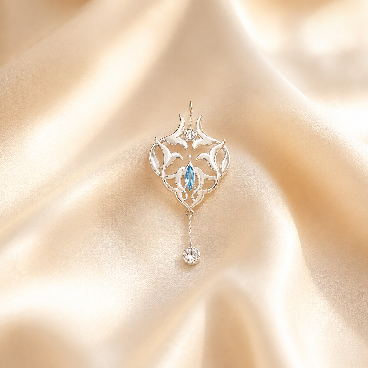 Pendentif ajouré en argent orné d'une topaze bleue navette